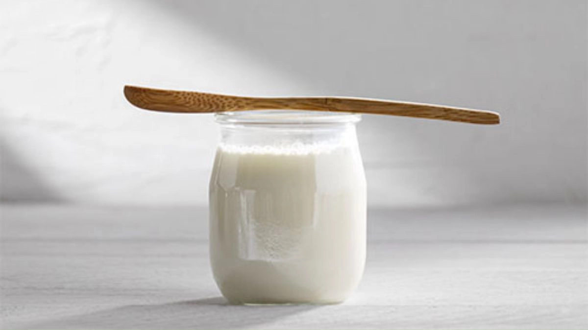 Niskotłuszczowy jogurt naturalny jako produkt zalecany na diecie Dukana.
