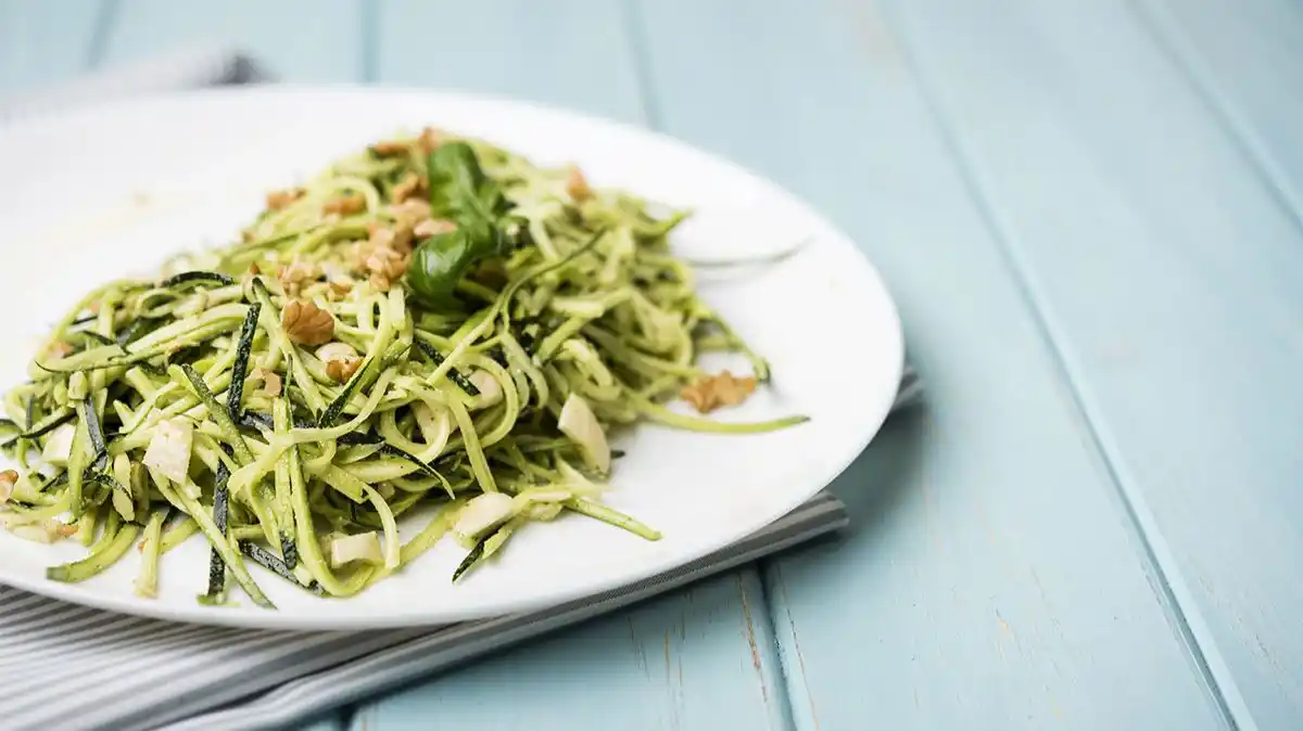 Dieta paleo może uwzględniać makaron z cukinii w alternatywie dla zbożowego.